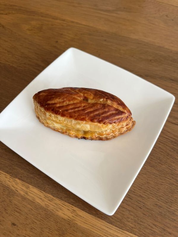 viande de porc cuisinée avec du romarin, incorporée dans une pâte feuiletté