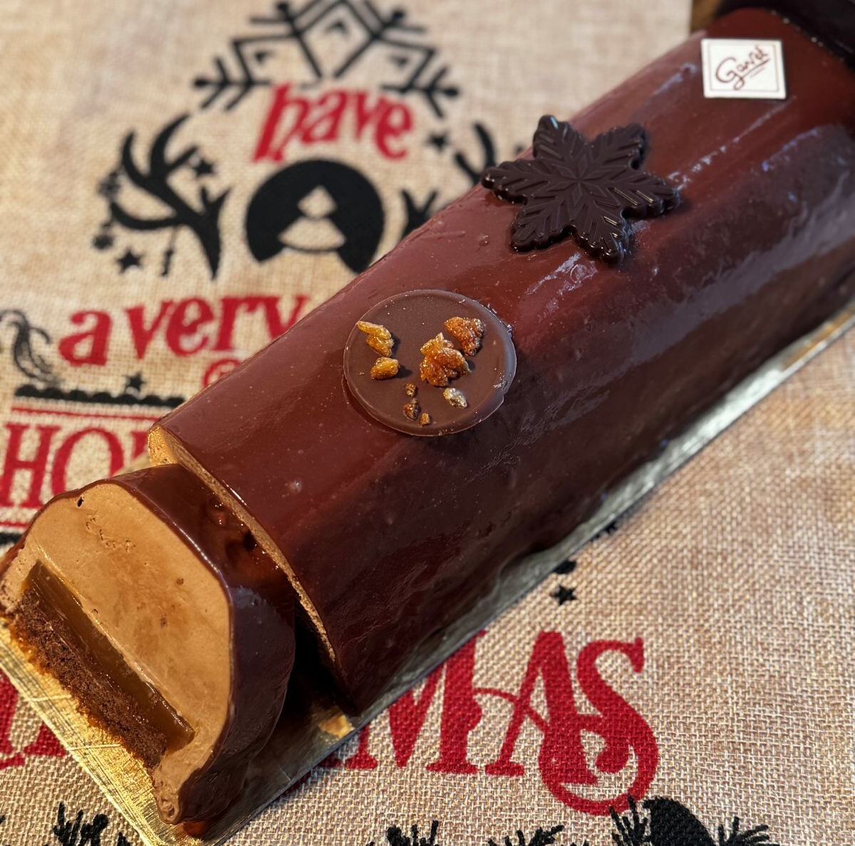bûche nouveauté 2025 – 9 parts – ganache montée chocolat lait, caramel au beurre salé, biscuit fondant chocolat, croquant praliné riz soufflé