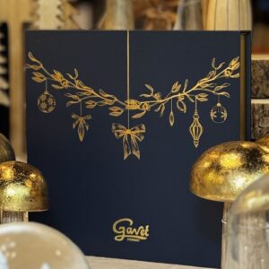 calendrier de l’Avent bleu marine et or garni de chocolats fourrés maison : ganache, praliné, caramel, nougat, pâte d'amande..