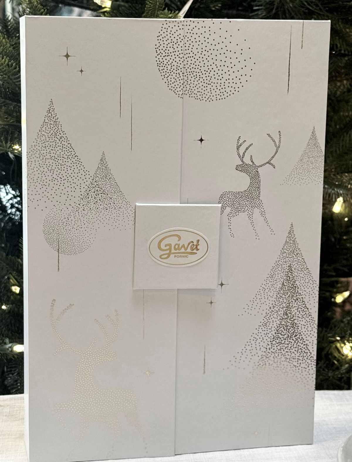 calendrier de l’Avent duo blanc et argent garni de chocolats fourrés maison : ganache, praliné, fondant, caramel, nougat..