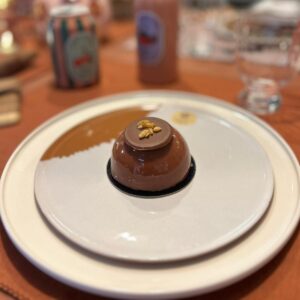 La nouveauté 2025 : ganache montée chocolat au lait, caramel au beurre salé, biscuit fondant chocolat, croquant praliné riz soufflé