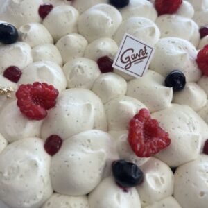 nouveauté printemps 2026 : tarte pâte sucrée, crème d'amande, grain de cassis, compotée de framboise, ganache montée chocolat blanc à la vanille