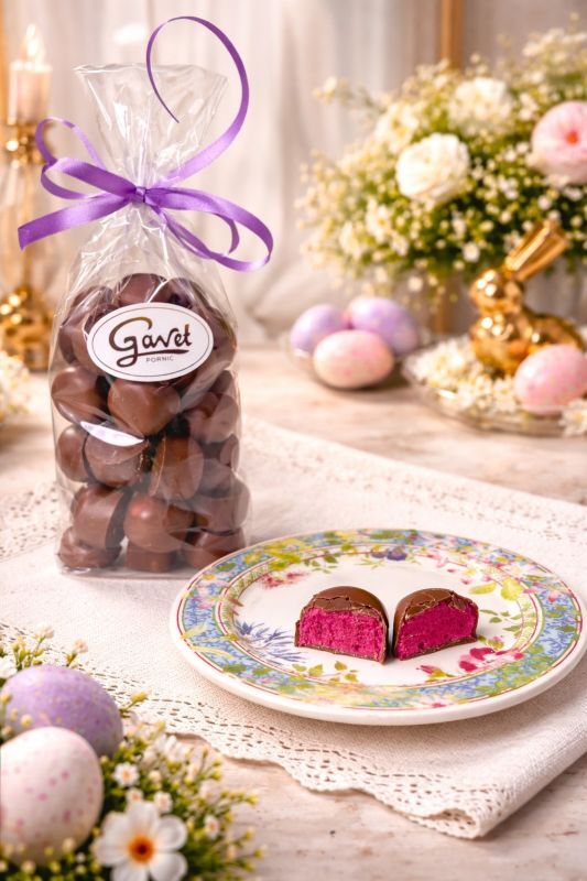 Chocolats de Pâques artisanaux : guimauve parfumée au cassis enrobée d'un chocolat au lait