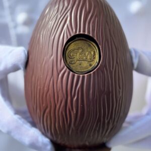 Chocolat artisanal aux formes uniques, oeuf en chocolat noir à partir d'un chocolat unique aux origines de Saint Domingue et du Pérou. Cetoeuf est garni d'un oeuf tout chocolat, d'oeufs oraliné noir et de fritures chocolat noir unique : Délicat&Sens