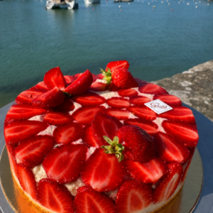 fraisier : génoise crème légère et morceaux de fraises, sur le vieux port de Pornic