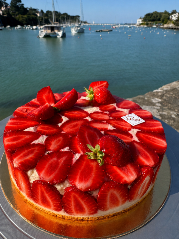 fraisier : génoise crème légère et morceaux de fraises, sur le vieux port de Pornic