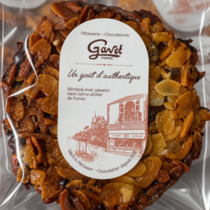 palet de chocolat noir avec des écorces d'orange et des amandes effilées