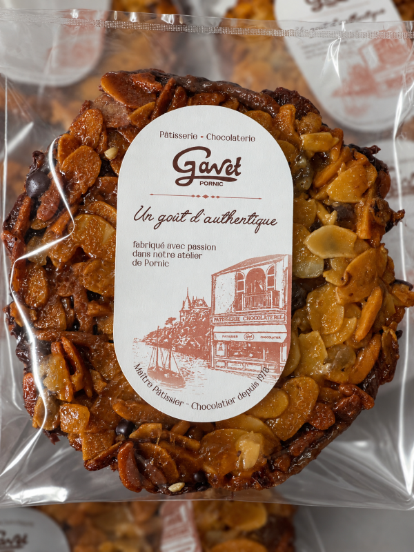 palet de chocolat noir avec des écorces d'orange et des amandes effilées