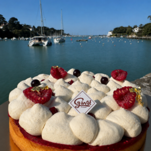 gâteau sur le port de Pornic, tarte pâte sablée, crème d'amande, grain de cassis, compoté de framboise et ganache montée chocolat blanc vanille
