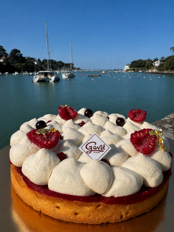 gâteau sur le port de Pornic, tarte pâte sablée, crème d'amande, grain de cassis, compoté de framboise et ganache montée chocolat blanc vanille